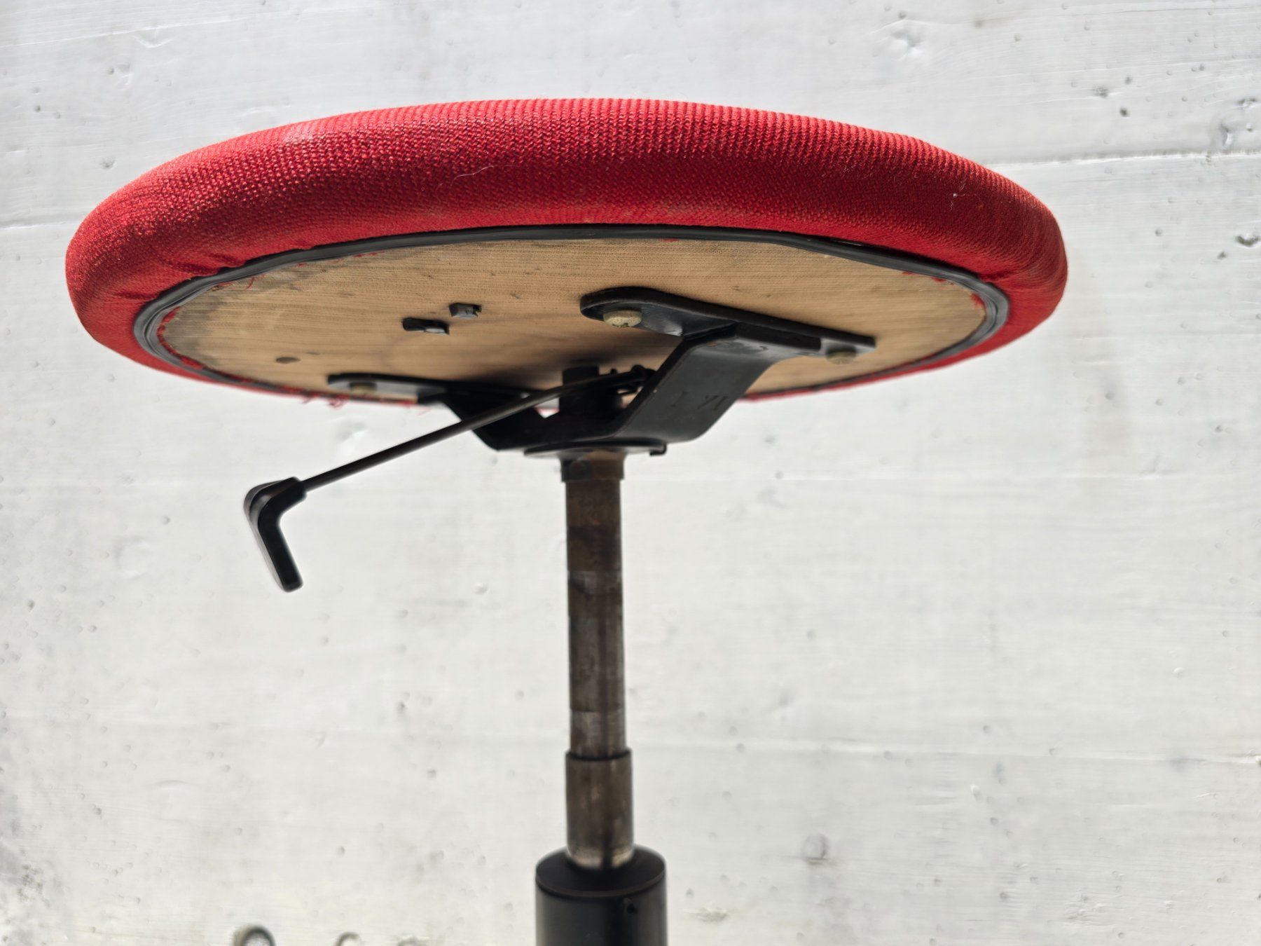 Hocker: Industrie-Arbeitshocker rot Industriedesign vintage – Gebraucht aus Zofingen von Loop_ReSale 3