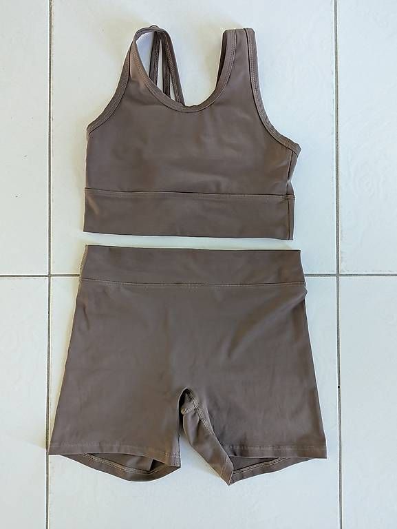 Lotti di vestiti: Shorts und Top – Usato da Herzogenbuchsee venduto da Obivius 1