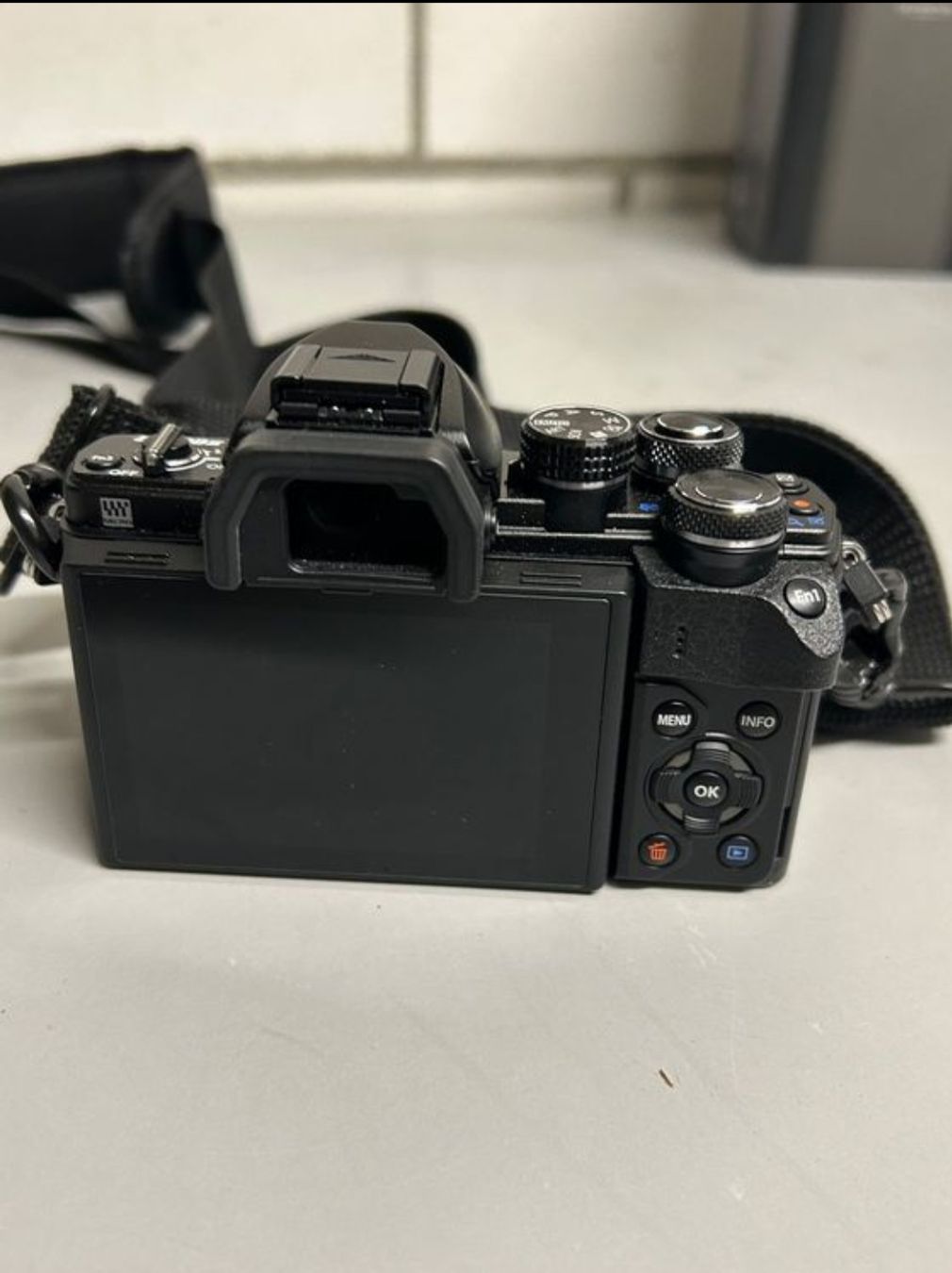Olympus Fotocamera: Olympus OM-D E-M10 Mark II - Excellent état avec Accessoires – Usato da la tour de peilz venduto da 2funky 1