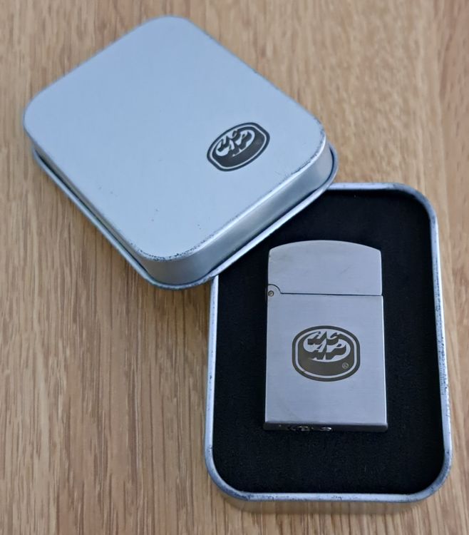 ZIPPO Accendino Tigre Dai Denti A Sciabola - Nero Opaco Con Emblema, Ricaricabile, Garanzia A Vita