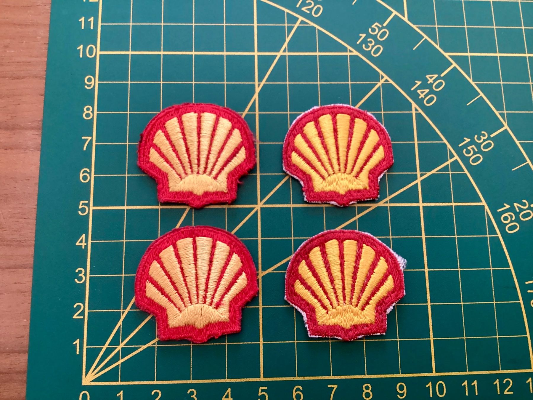 Placchette & Badge: Shell. Vier kleine Wappen aus Stoff. – Nuovo (secondo la descrizione) da Vacallo venduto da G1965 1
