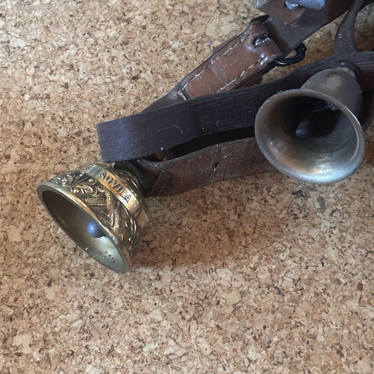 Campanacci mucche: 9 stk Glocken mit Lederriemen ( geisse oder schafe) – Usato da Laufen venduto da belleskulptur 5
