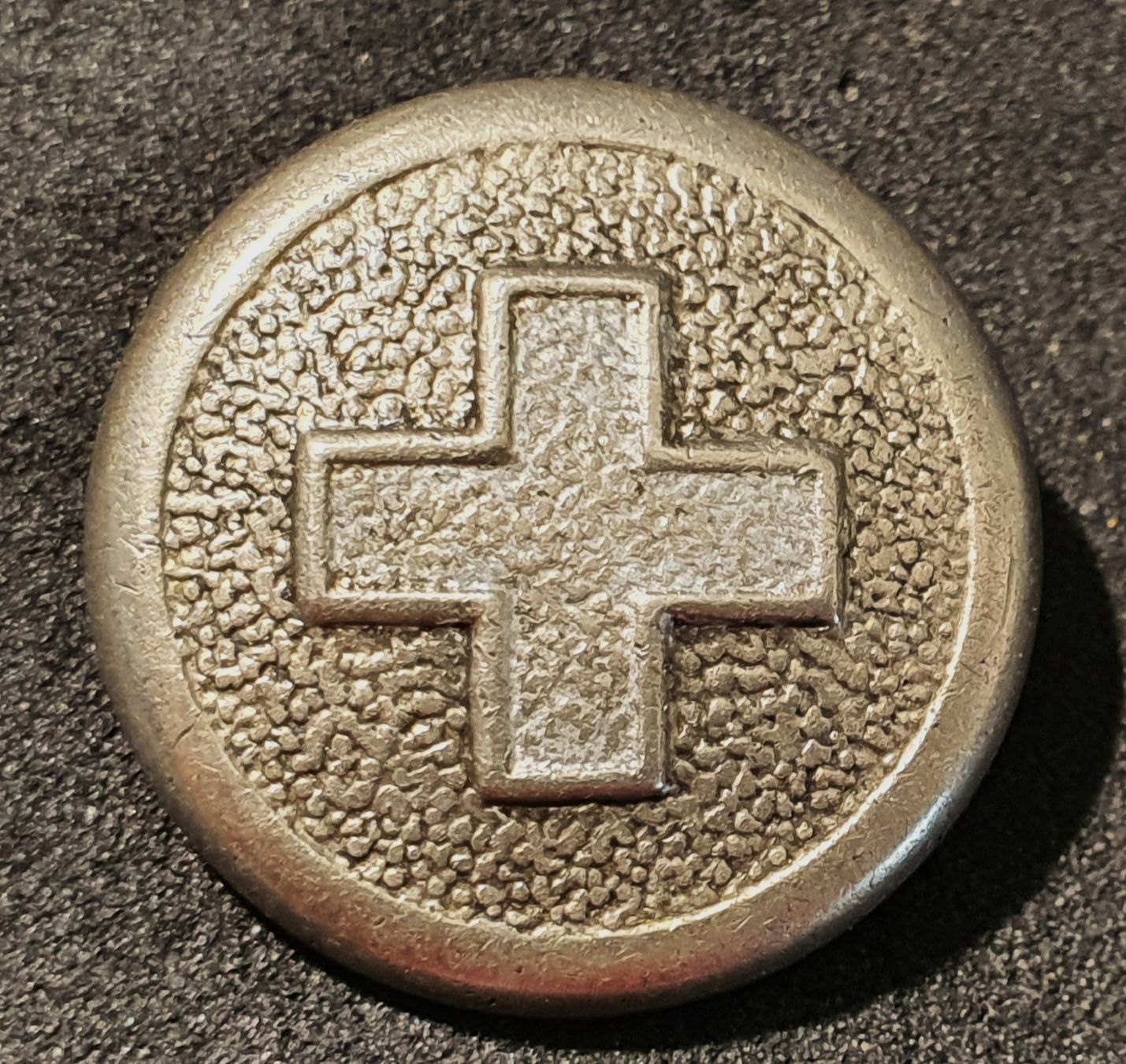 Plaquettes & Badges: CC859 - Alter Knopf Schweizerkreuz Militär oder Post PTT – D'occasion à Reinach BL par Boston-Verkauf