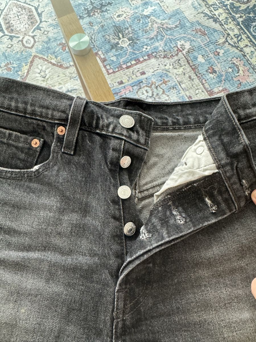 Levi's Jeans: Levi's Damen Shorts schwarz – Usato da Bottighofen venduto da mlj_5dlb 1