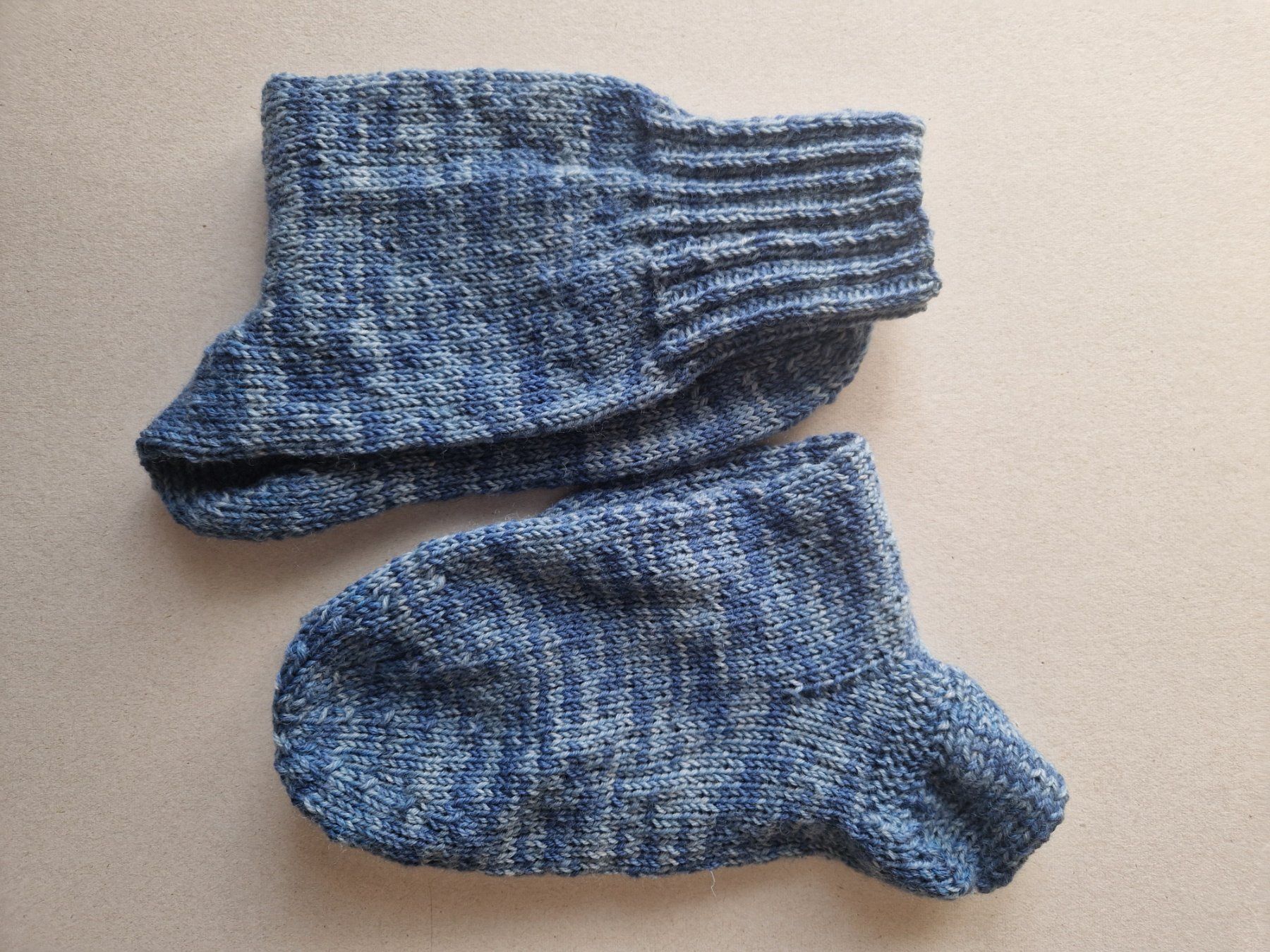 Calze: handgestrickte Socken Gr. 44, blau meliert – Nuovo (secondo la descrizione) da Ursenbach venduto da gruenblau 2