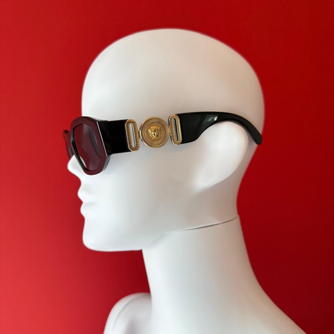 Versace Occhiali & Lenti: Versace Sonnenbrille mit Logodetails – Nuovo (secondo la descrizione) da Oberarth venduto da SSS. 5