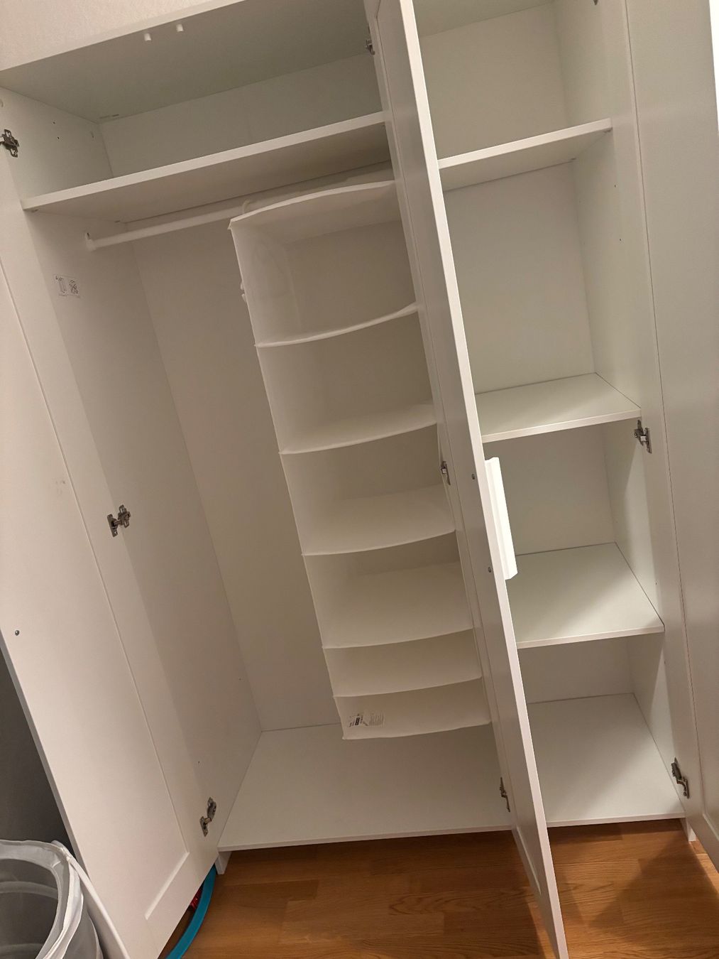 Armoires: White Wardrobe with Mirror - Stylish Storage Solution – D'occasion à Bern par kha_5nq6 7
