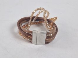 Braunes Armband mit glänzenden Kunststoffperlen