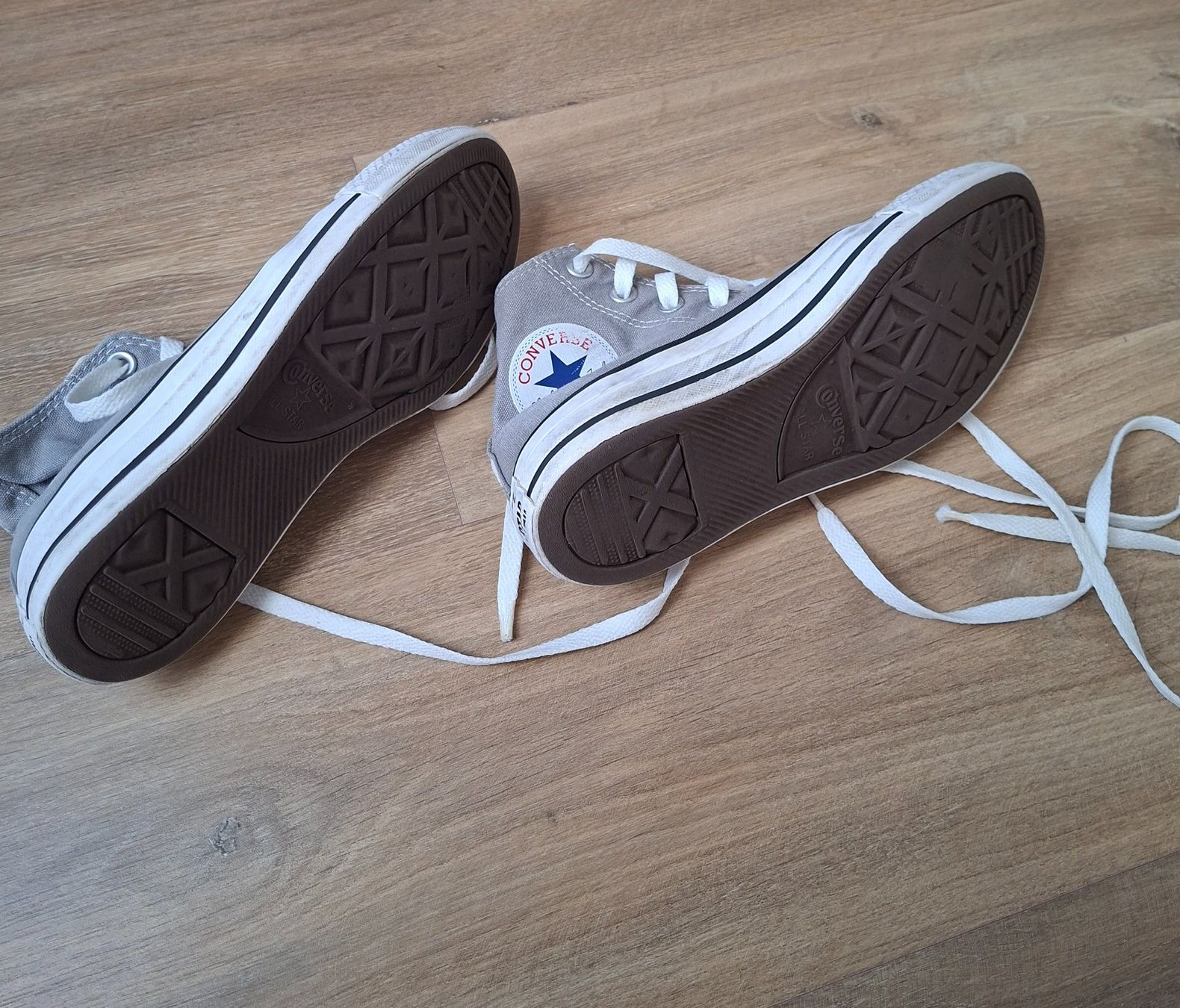 Converse Scarpe da donna: Baskets Converse grises et blanches taille 37 bon état – Usato da Genève venduto da a_t_g5kq 1