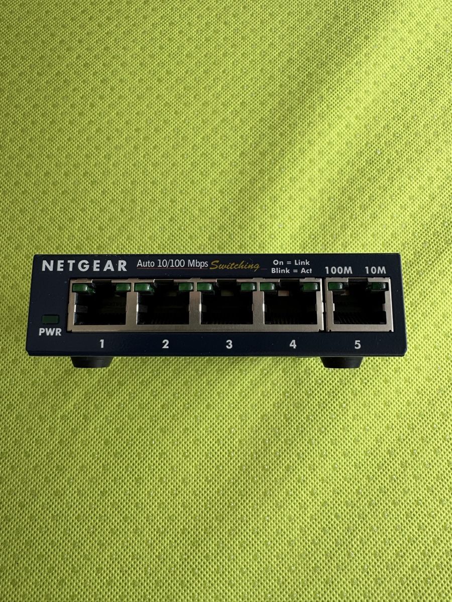 Netgear Hub & Switch: Netgear Switch FS105 5 Port 10/100 Fast Ethernet – Usato da Näfels venduto da Madresue 1