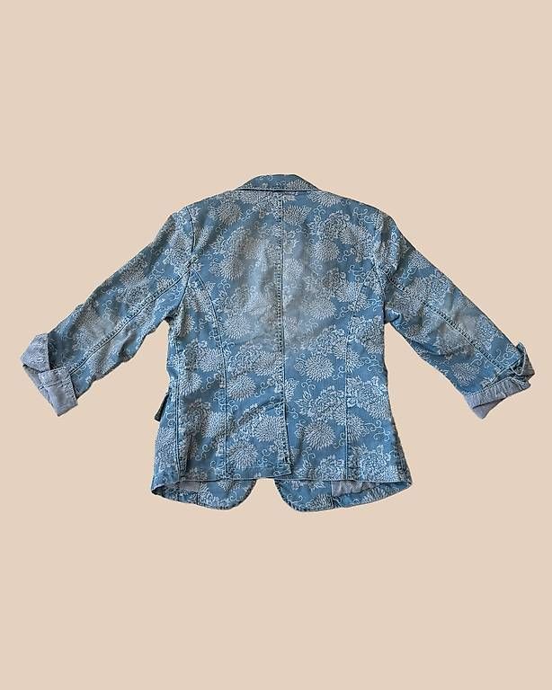 Jacken: Blue jacket with a floral pattern and light shoulder padding – Gebraucht aus Langnau i. E. von 2ndhand.flohmi 4