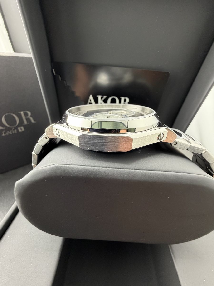 Orologi: Montre AKOR Régulateur Bleu Le Locle Neuf Full Set – Nuovo e nell'imballaggio originale da Neuchâtel venduto da TopChrono24 5