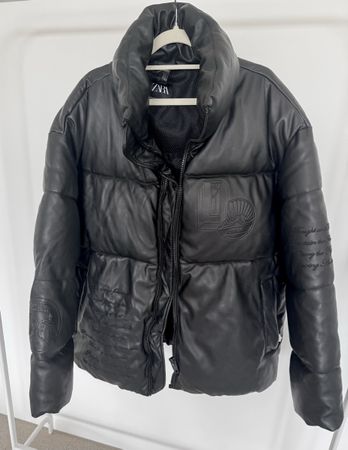 Zara Oversized Kunstleder-Pufferjacke Schwarz – Gr. L – Neu