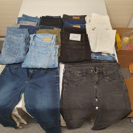 Riesiges Jeans-Paket für Damen, verschiedene Grössen, Top!