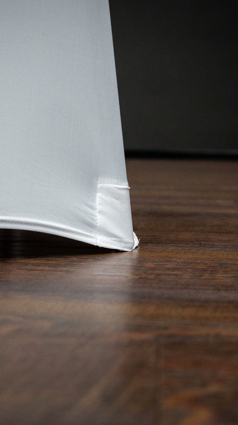 Tessuti: 118x Stretch Stuhlhussen mit Stoffüssen – Usato da Toffen venduto da Vanessa_Germann 2