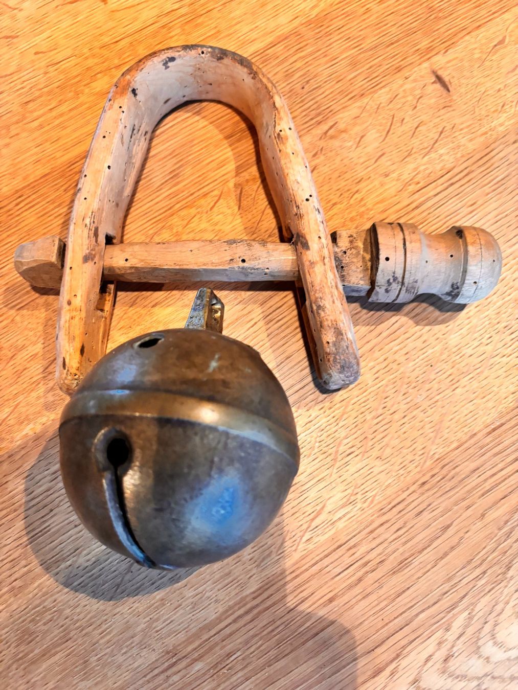 Glocken & Treicheln: Alte Schellen mit Holzhalter – Gebraucht aus Berneck von danilo5561 2