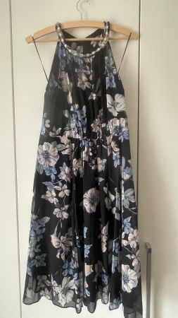 Kleid mit Blumenmuster und Perlenkragen, Grösse 38