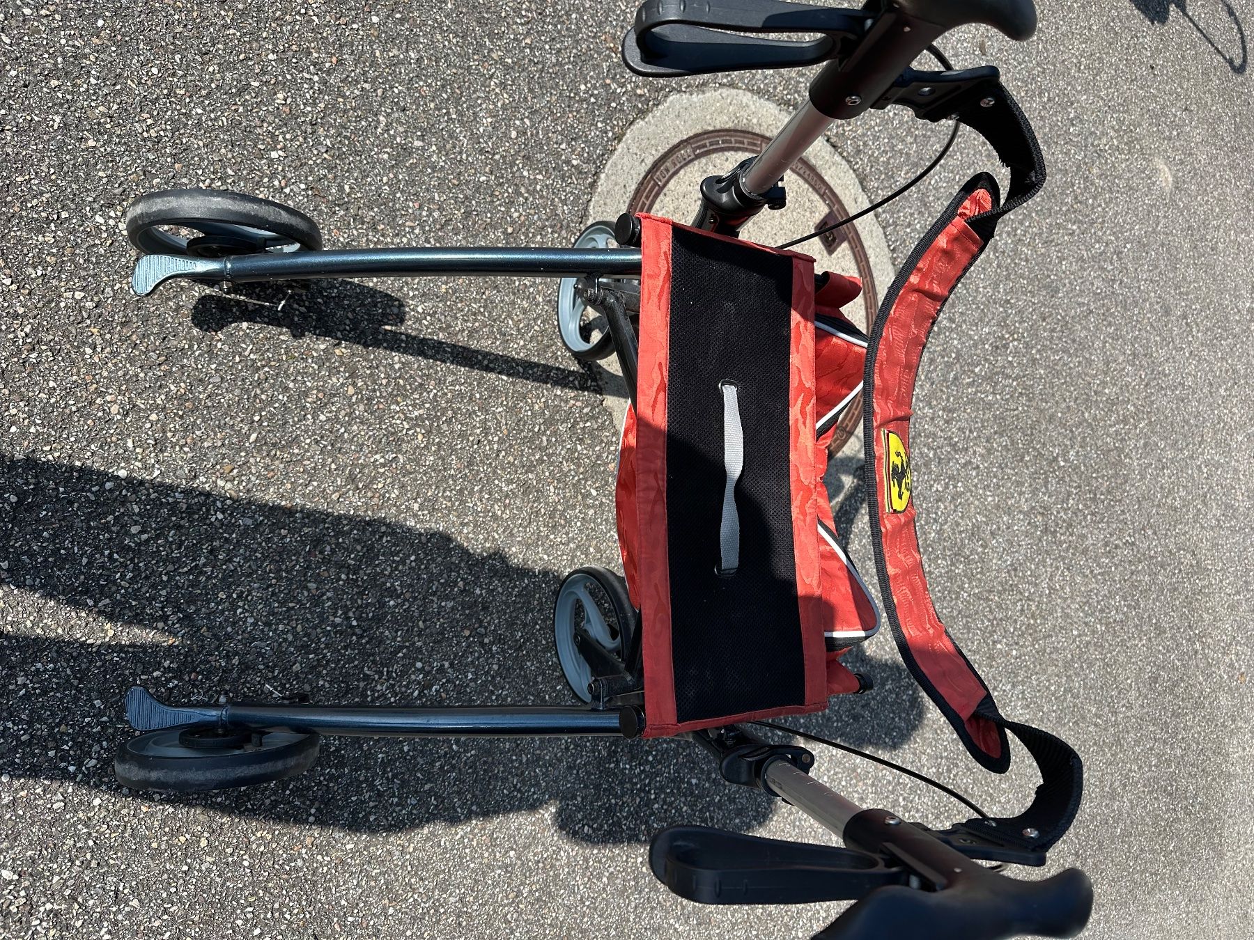 Ausili per la deambulazione: Rollator mit Einkaufstasche und Sitzgelegenheit – Usato da Uitikon-Waldegg venduto da Zuegnis 2