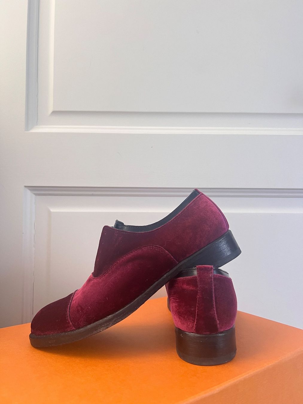 Damenschuhe: Burgundy Velvet Leather Loafers – Gebraucht aus Corsier-sur-Vevey von Kristina.Nova