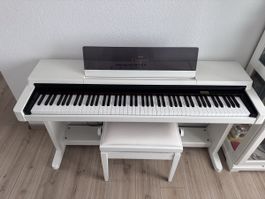Digitalpiano Yamaha Clavinova weiss mit Klaviernoten