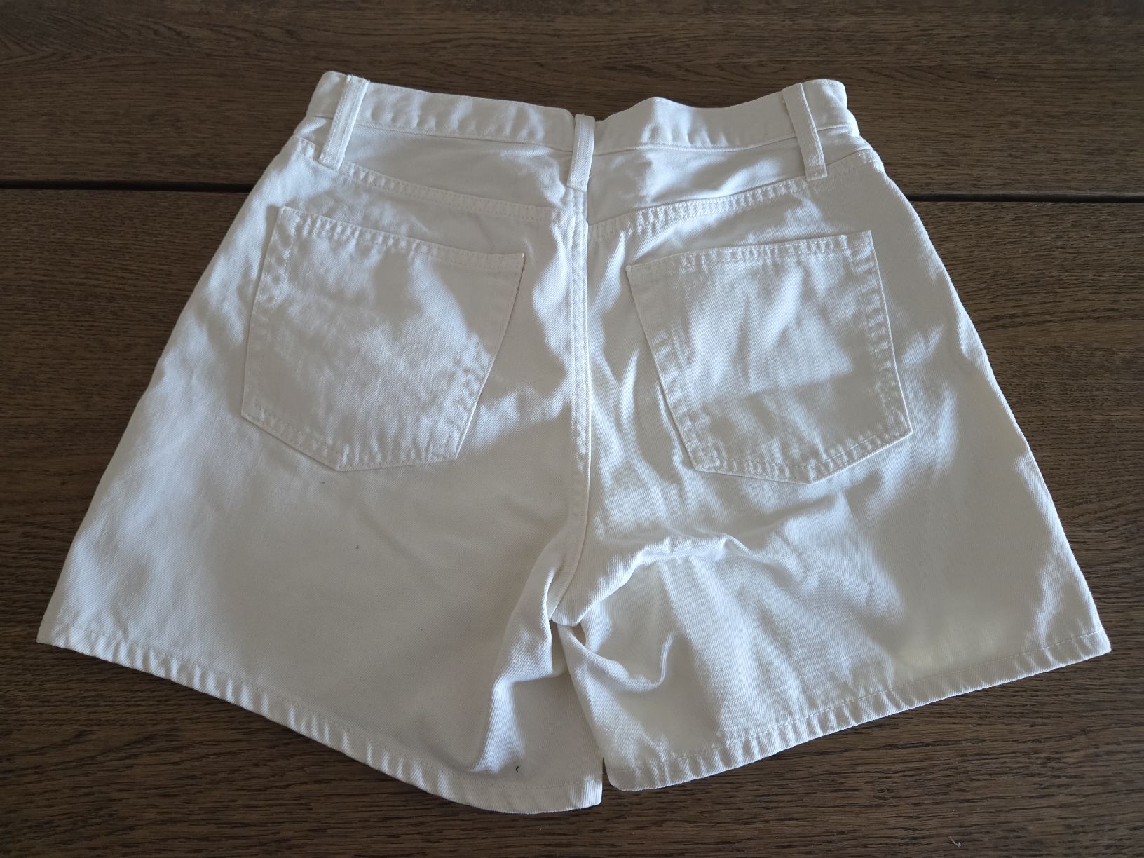 Uniqlo Jeans: Short Uniqlo blanc, taille 25 – Nuovo (secondo la descrizione) da Thonex venduto da shannon.tmm 2