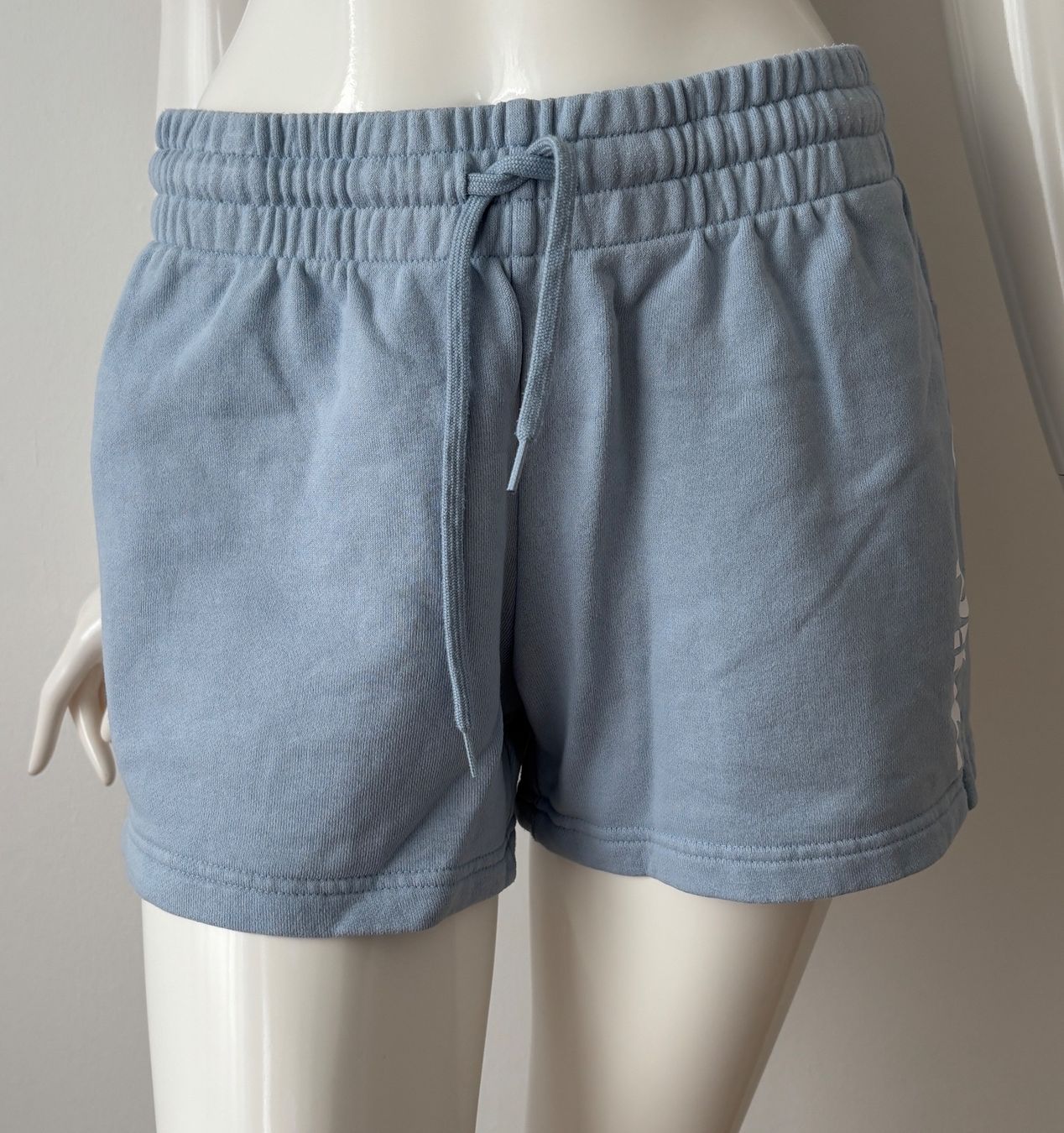 Adidas Hosen: ADIDAS Sweat Shorts hellblau - EU M – Gebraucht aus Bottmingen von Merkur_Basel 1