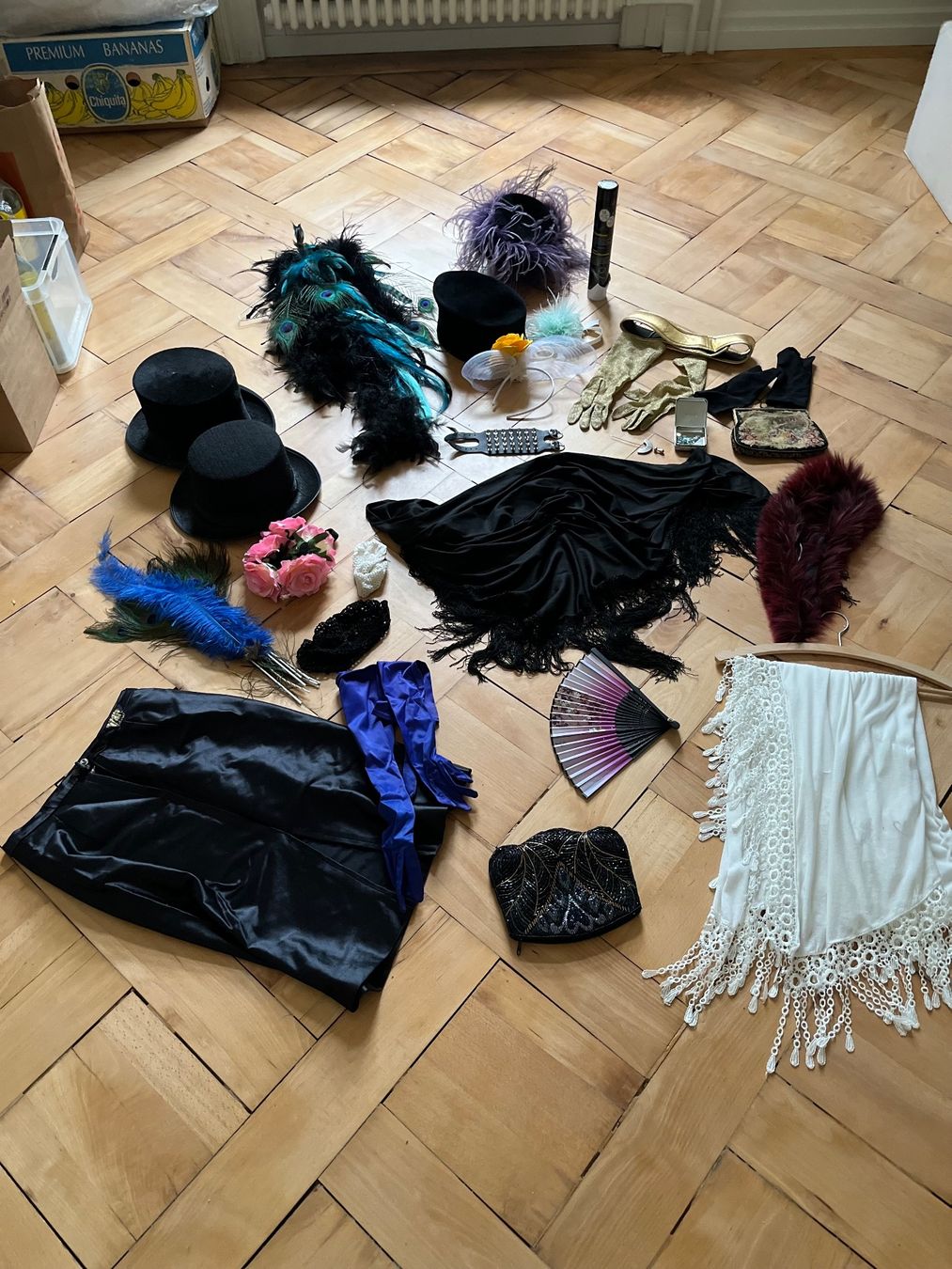 Parrucche: Grosse Box mit Partyaccessoires & Perücken – Usato da Zürich venduto da pir_c5lh