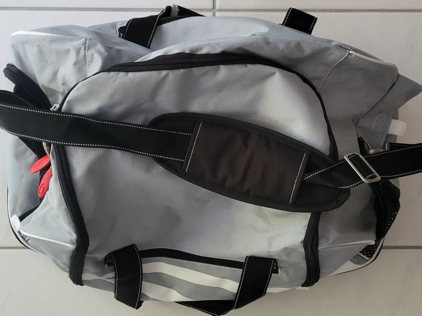 Borse: Sport- oder Reisetasche grau schwarz (seitliches Schuhfach) – Usato da Eschlikon TG venduto da Hirzliblick 2