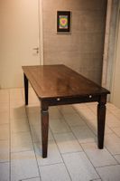 Dunkler Esstisch aus Holz
