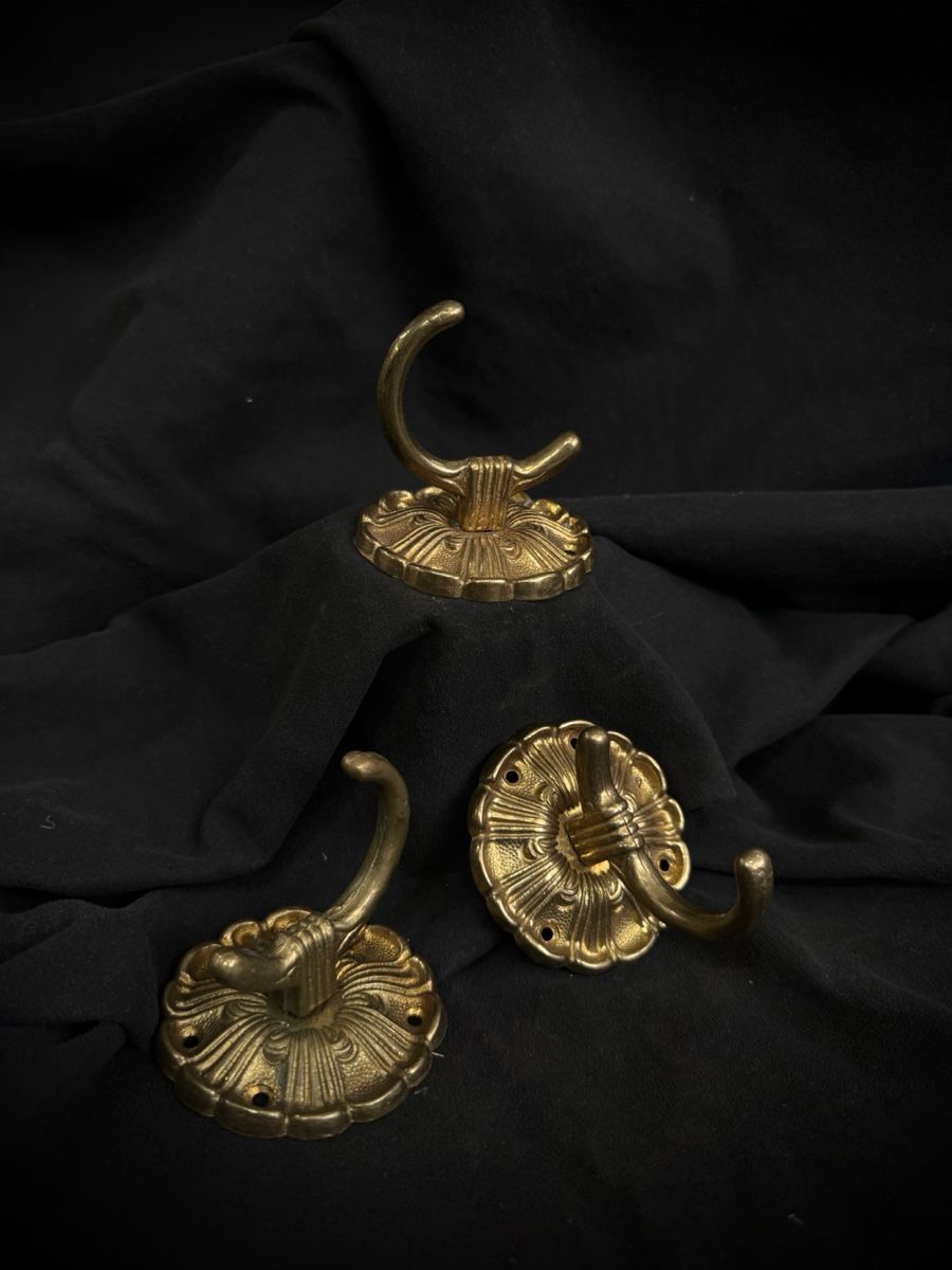 Eisenwaren: 3 Brass Decorative Hooks – Gebraucht aus Bern von nkink