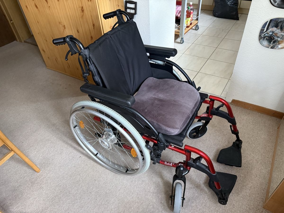 Chaises roulantes: Rollstuhl Breezy Rubix2 rot  – D'occasion à Bäretswil par blaechi82 1