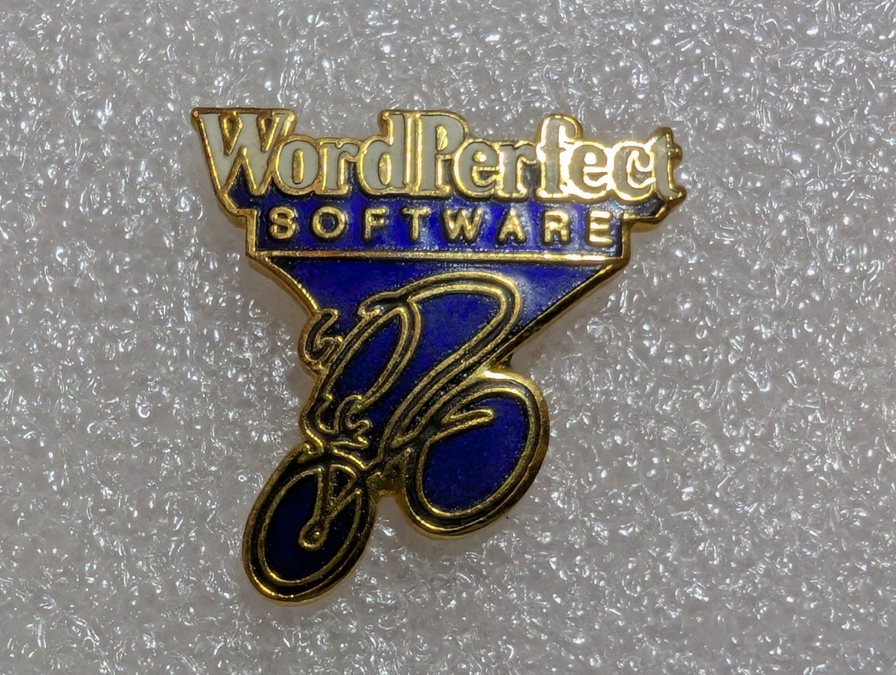 Plaquettes & Badges: Ansteckpin 248: Wordperfect Software – D'occasion à Oppligen par Pin-Fall-Shop