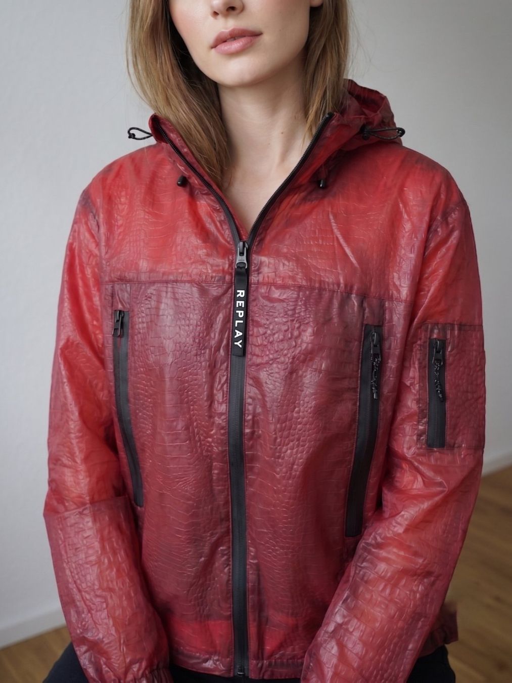 Replay Giacche: Replay Regenjacke Kroko-Optik Rot Gr. S mit Kapuze – Usato da Emmen venduto da Tumanovr