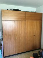 grosser Holzschrank
