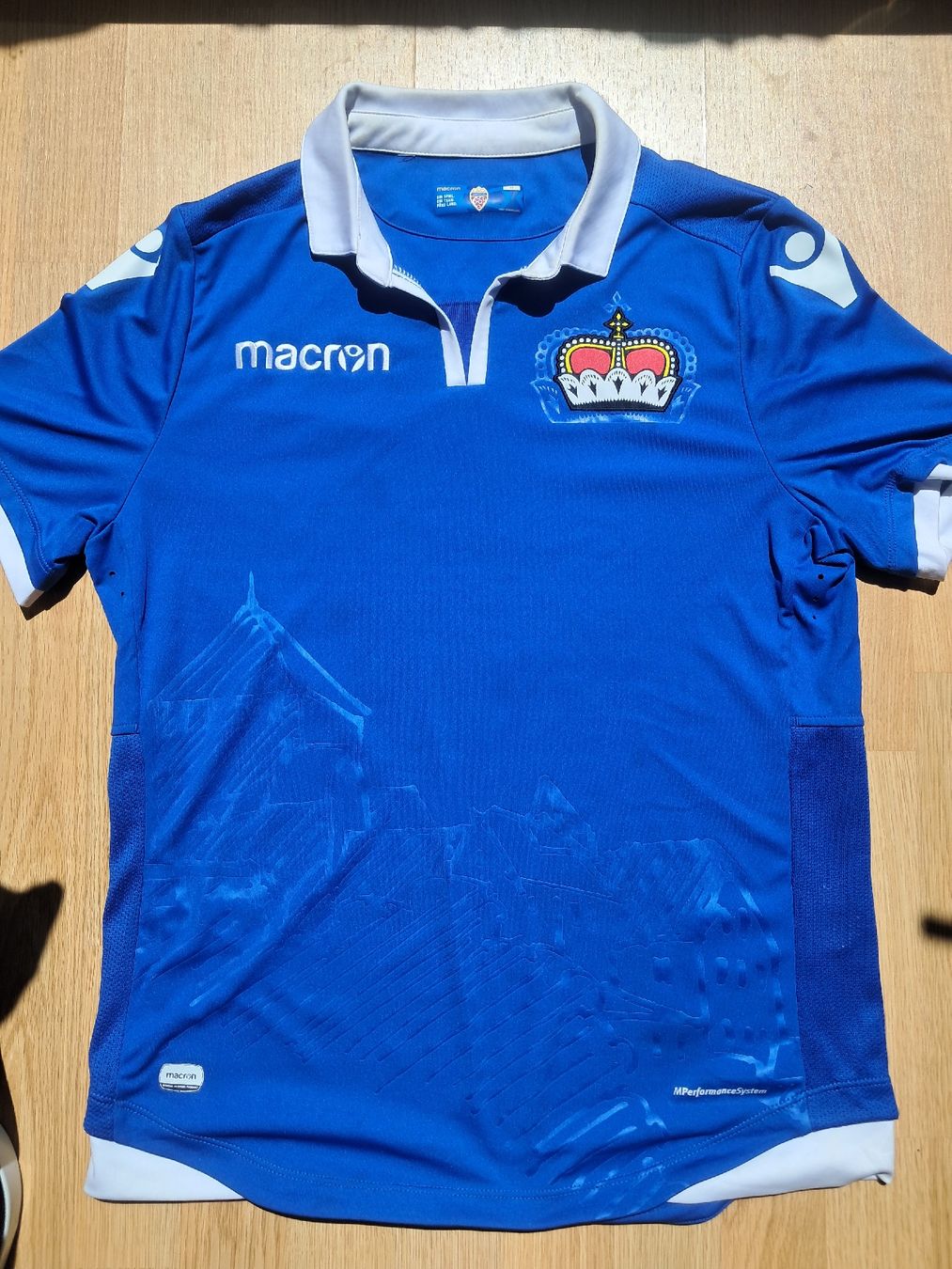Leibchen & Hosen: Macron Trikot Liechtenstein  – Gebraucht aus Biel/Bienne von sof_yx5y