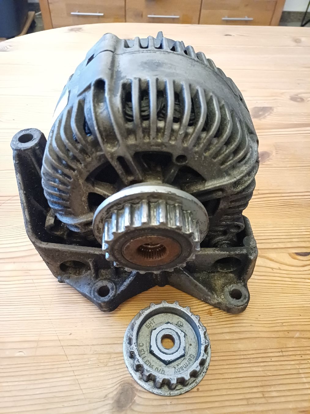 Volkswagen Tutti pezzi di ricambio auto: Alternator, Lichtmaschine VW T5 Multivan 2003-2009 Gebraucht – Usato da Domat-Ems venduto da Waterbikes 1