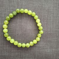 Handgefertigtes Armband in frischem Limettengrün