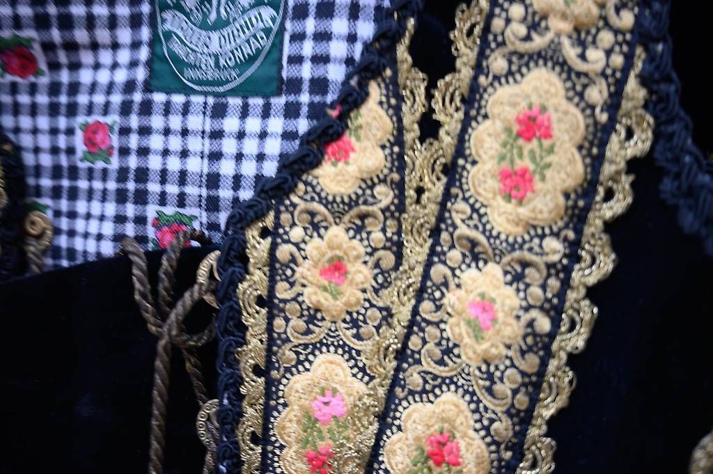 Costumi: Tiroler Tracht alt Samt mit Tasche – Usato da Kriens venduto da harryharmlos01 3