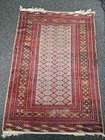 Antiker Teppich mit Gebrauchsspuren