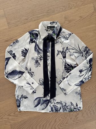 Zara Bluse XS mit Blumenmuster