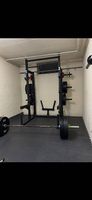Rogue Fitness Rack mit Hantelstangen und Zubehör