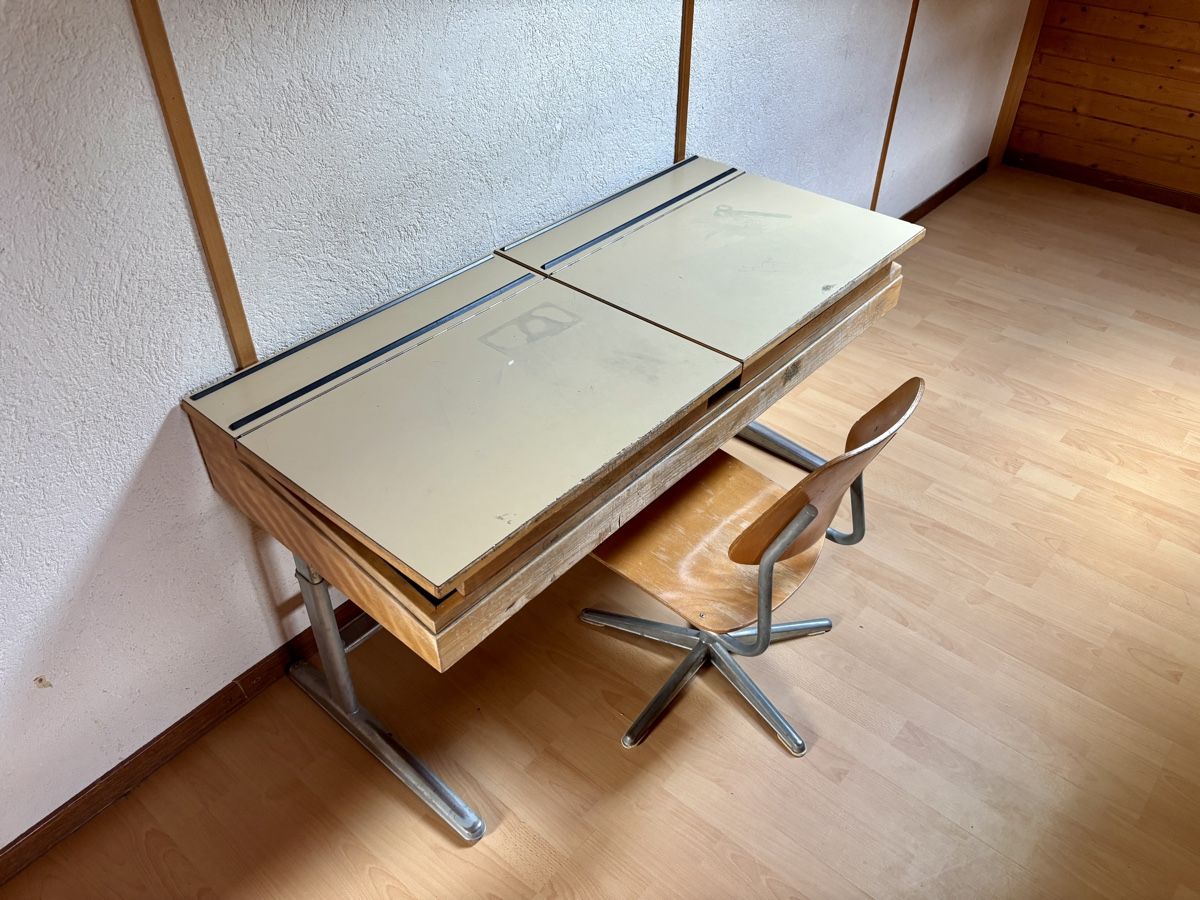 Scrivanie: Altes Schulpult mit Stuhl – Usato da Sumiswald venduto da Tigger81