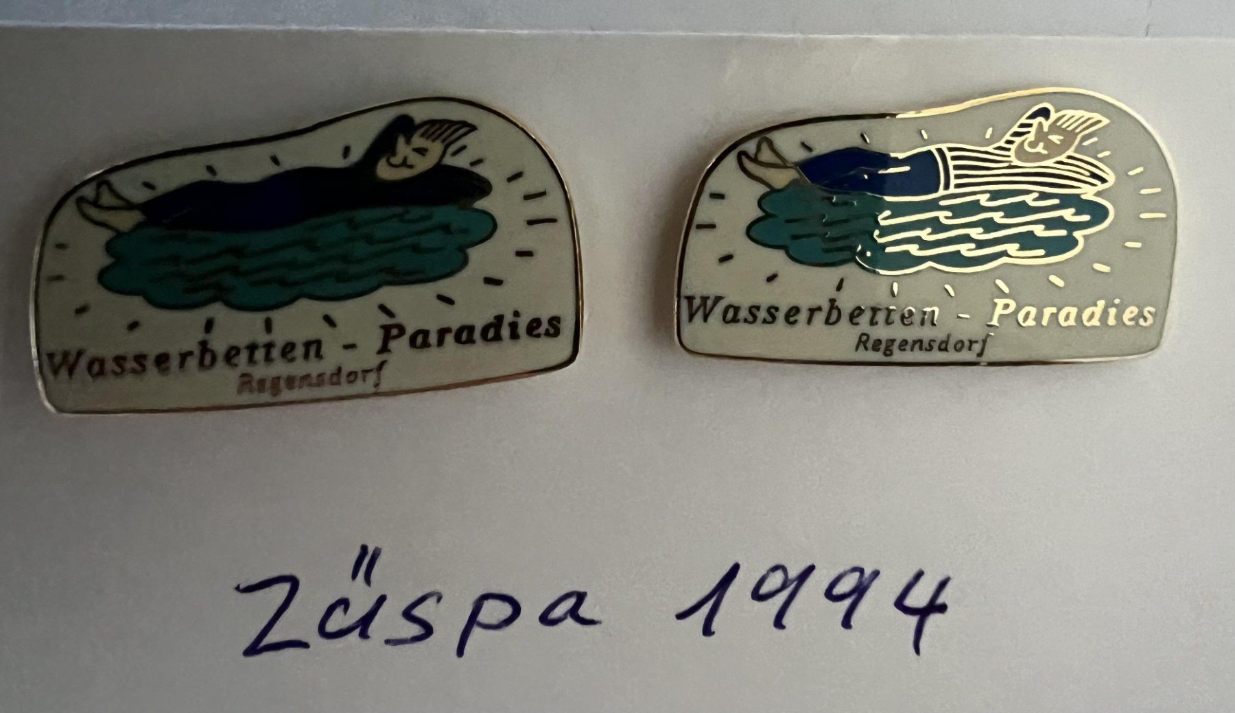 Placchette & Badge: 2 Pins "Wasserbetten-Paradies" 1994 - neu – Usato da Winterthur venduto da Green-Future 2