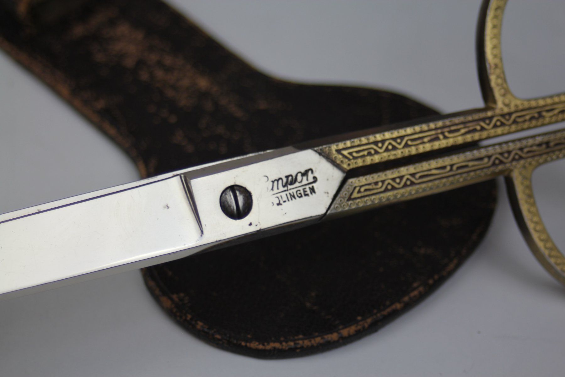 Solingen Tutti gli attrezzi: Vintage Schere Solingen 23 cm mit Lederetui – Usato da Basel venduto da IRMAundFRED 1