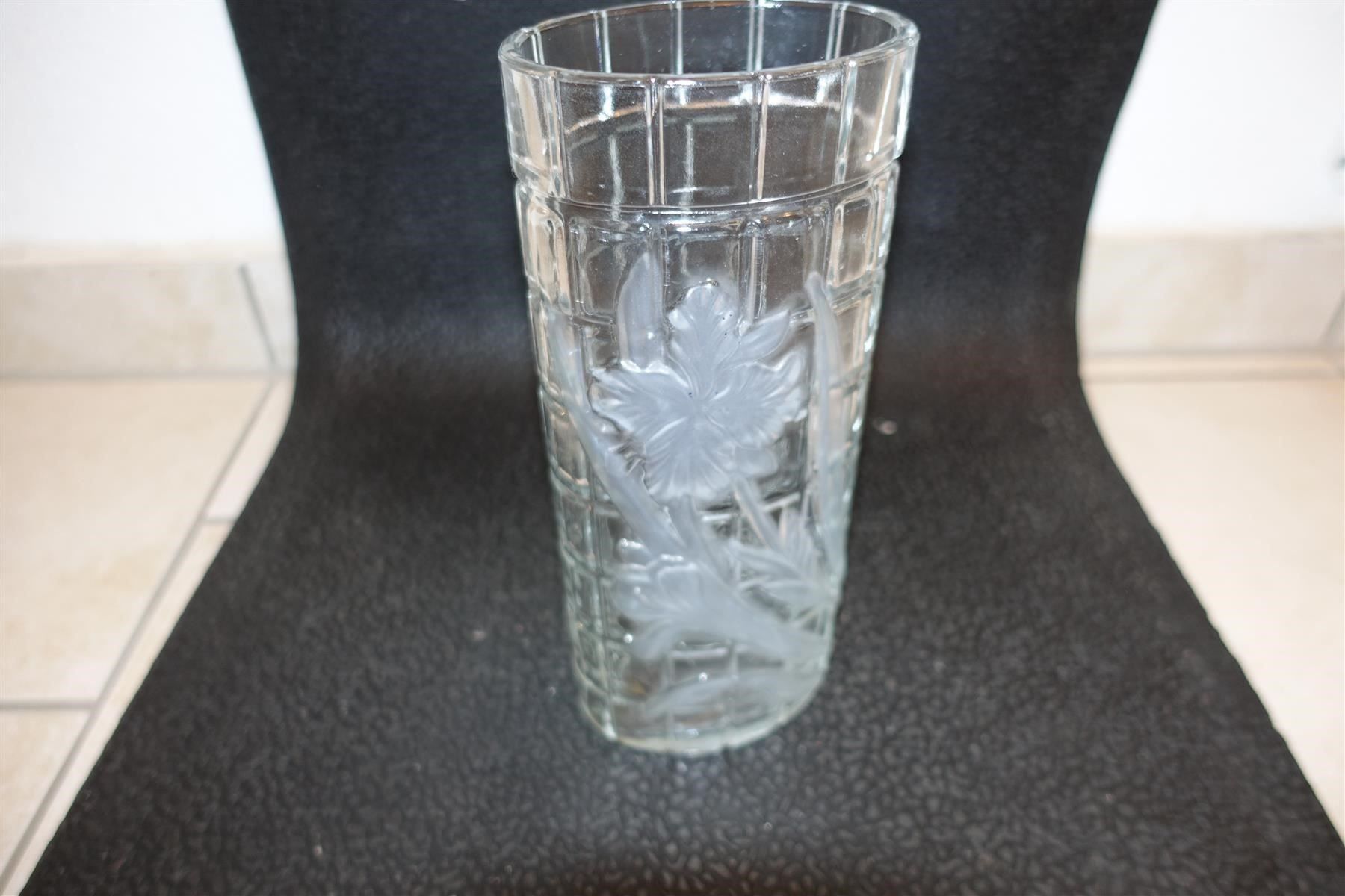 Vasen & Gefässe: Vase mit Blumenmotiv, oval, schwer, Glas – Gebraucht aus Aesch ZH von Goonies_1