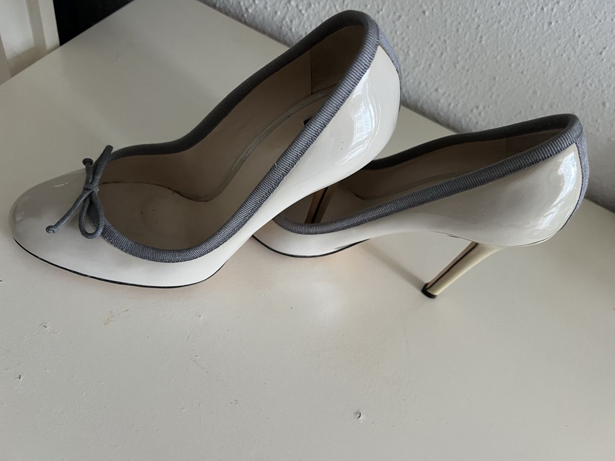 Dolce & Gabbana Scarpe da donna: Dolce & Gabbana Grey Patent Leather Round Toe pump with bow – Nuovo (secondo la descrizione) da Dübendorf venduto da ana_6kcc