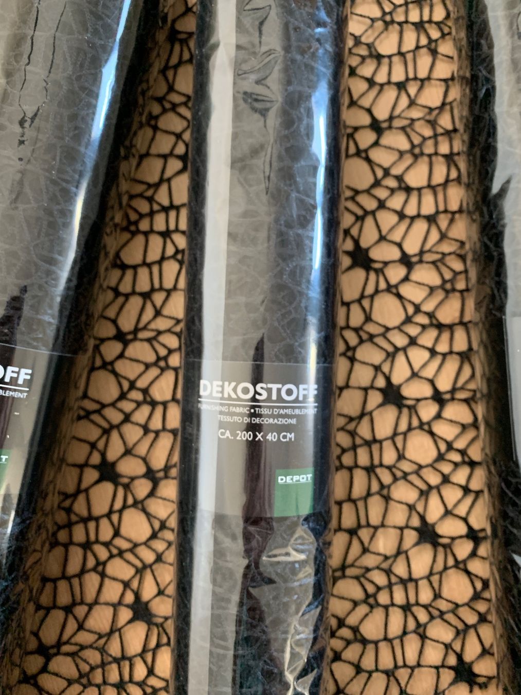 Alle Dekorationen: Dekostoff schwarz 4 Rollen a 200 x 40cm – Gebraucht aus Wilen b. Wil von Huibuh 1