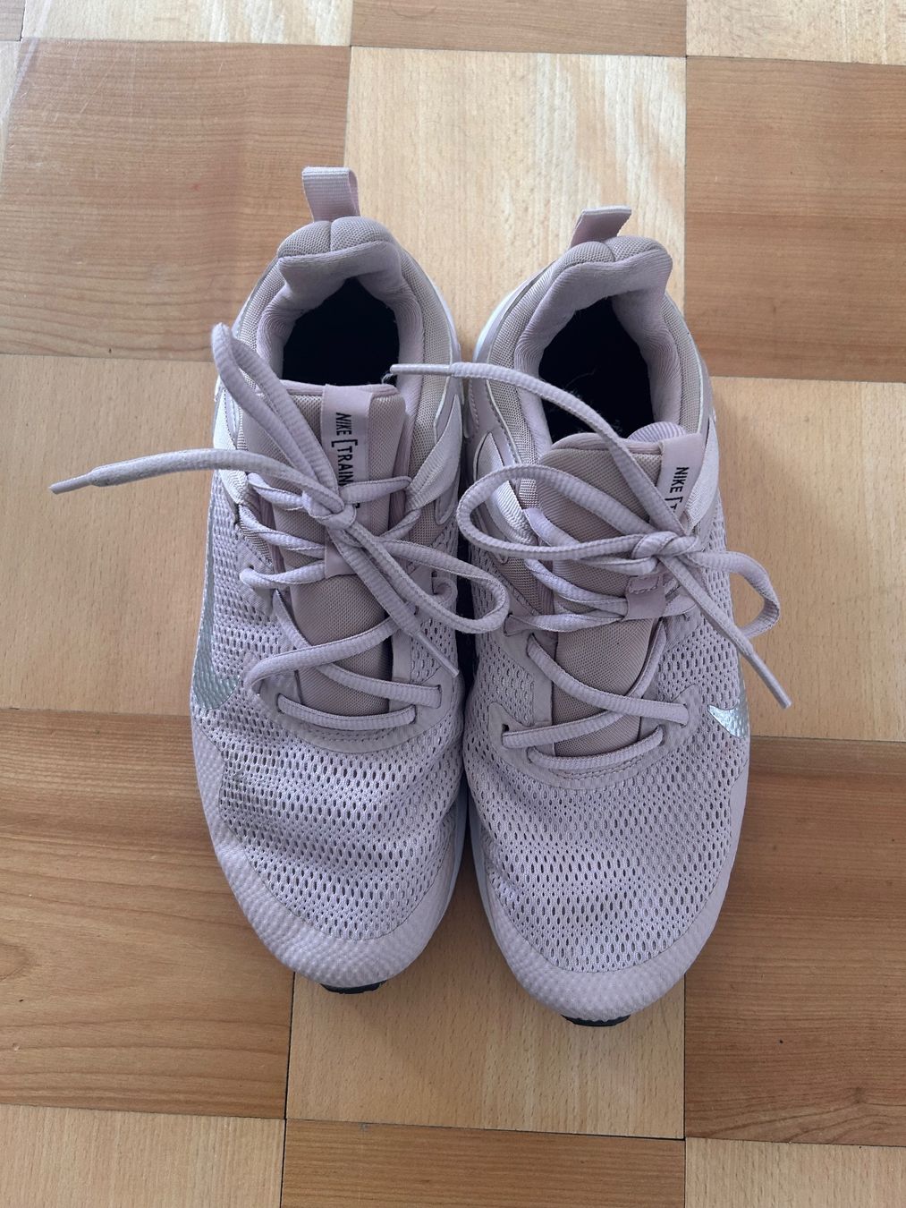 Nike Chaussures hommes: baskets de salle NIKE – D'occasion à La Chaux-de-fonds par _Felicita_
