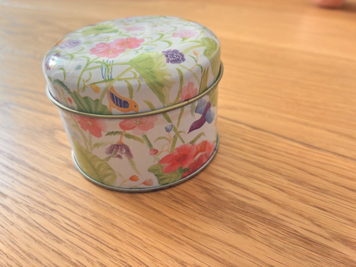 Altro in Decorazioni & Accessori: Decorative tin box floral print good condition – Usato da Untersiggenthal venduto da mic_ksv9