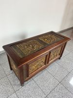 Dekorative Vintage-Truhe aus Holz mit kunstvollen Relief